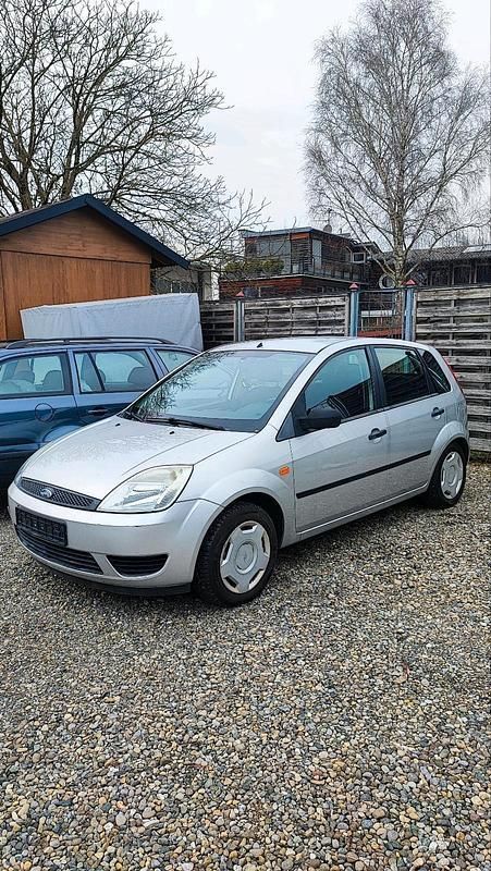 Silber Gebraucht 2003 Ford Fiesta Kleinwagen | 3.299 € - Bild 1/4