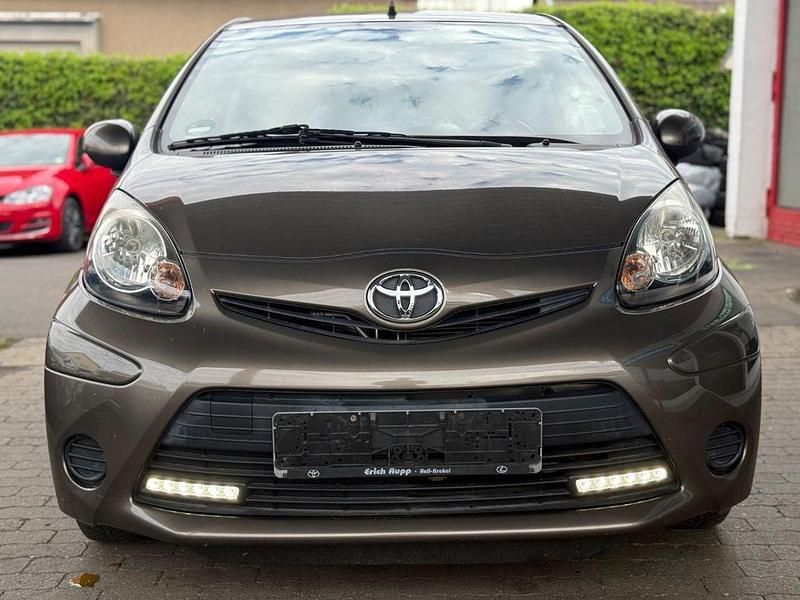Gebraucht Toyota Aygo Connect Style 68 PS (50 kW) 2012 Braun Kleinwagen