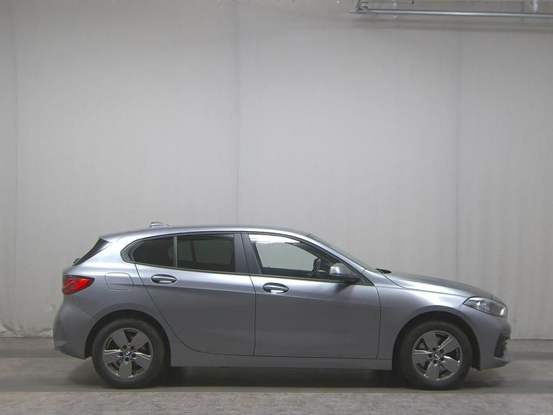 Skyscraper grau metallic (metallic) Gebraucht 2022 BMW 118 Advantage Kleinwagen | 15.380 € (Superpreis) - Bild 1/4