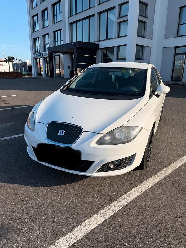 Weiß Gebraucht 2012 Seat Leon Business Limousine | 4.990 € (Superpreis) - Bild 1/4