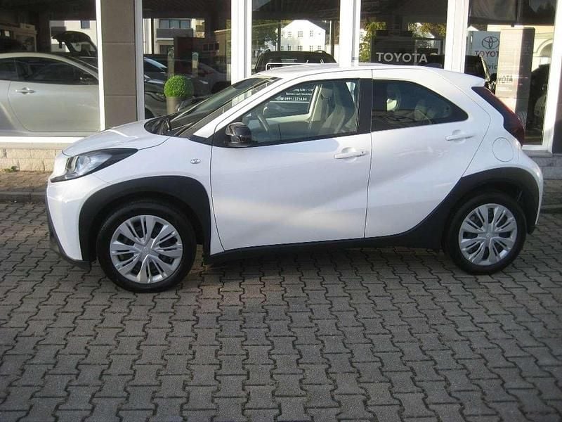 Gebraucht Toyota Aygo X X-play 72 PS (52 kW) 2022 040 schneeweiss SUV