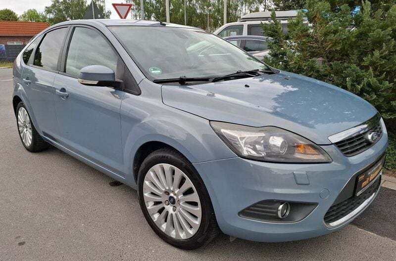 Grau Gebraucht 2008 Ford Focus Titanium Limousine | 4.950 € (Teuer) - Bild 1/4