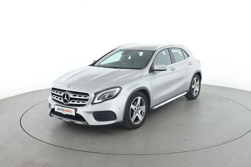 Grau Gebraucht 2017 Mercedes GLA180 AMG line SUV | 21.410 € (Fairer Preis) - Bild 1/3
