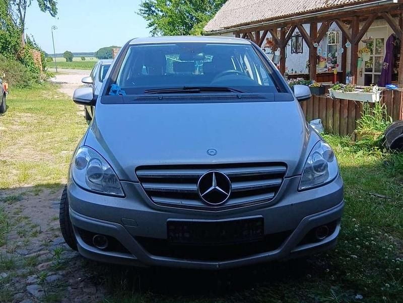Silber Gebraucht 2010 Mercedes B180 Van / Kleinbus | 1.450 € (Guter Preis) - Bild 1/4
