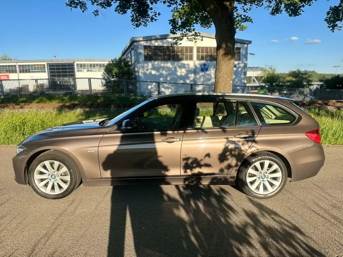 Gebraucht BMW 320 184 PS (135 kW) 2013 Braun Limousine