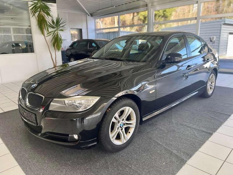 Black sapphire metallic Gebraucht 2010 BMW 318 Limousine | 3.390 € (Superpreis) - Bild 1/4