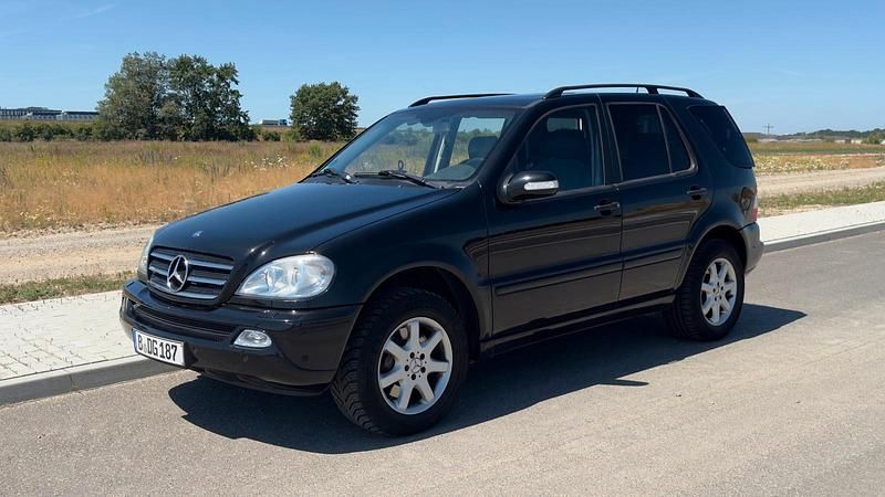 Schwarz Gebraucht 2004 Mercedes ML270 SUV | 14.999 € - Bild 1/4