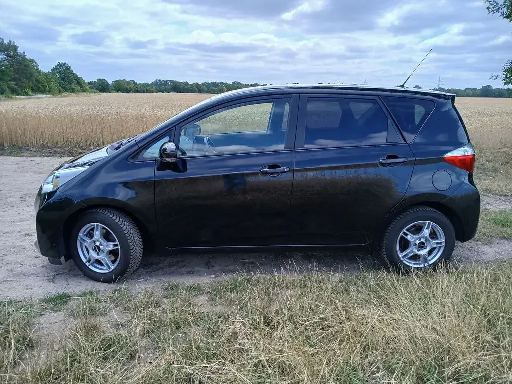 Gebraucht Toyota Verso-S Luna 99 PS (72 kW) 2014 Schwarz Van / Kleinbus