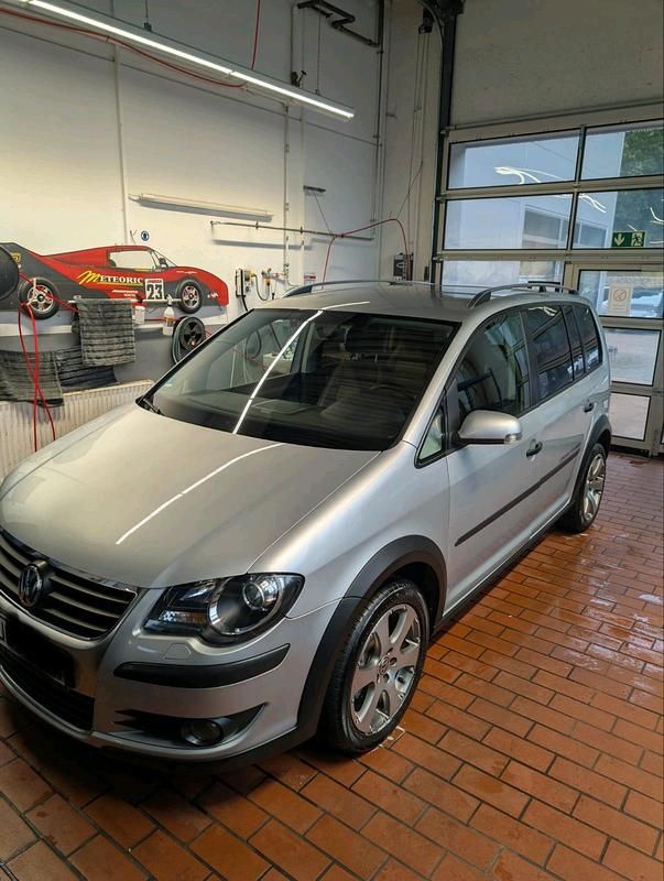Grau Gebraucht 2008 VW Touran Cross Van / Kleinbus | 6.900 € (Fairer Preis) - Bild 1/4
