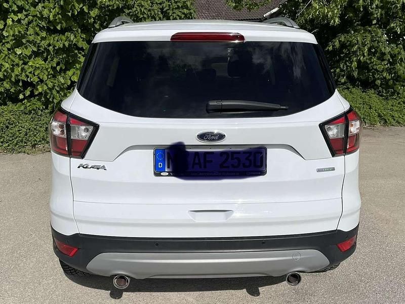 Gebraucht Ford Kuga Titanium 150 PS (110 kW) 2018 Weiß SUV