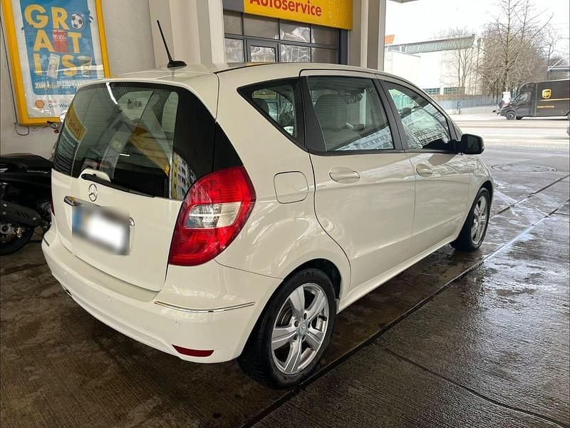 Gebraucht Mercedes A200 140 PS (102 kW) 2012 Weiß Limousine