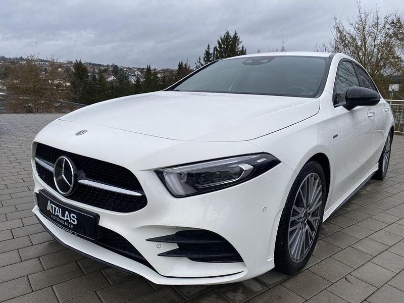 Weiß Gebraucht 2020 Mercedes A250 Edition Limousine | 29.750 € (Etwas zu teuer) - Bild 1/4