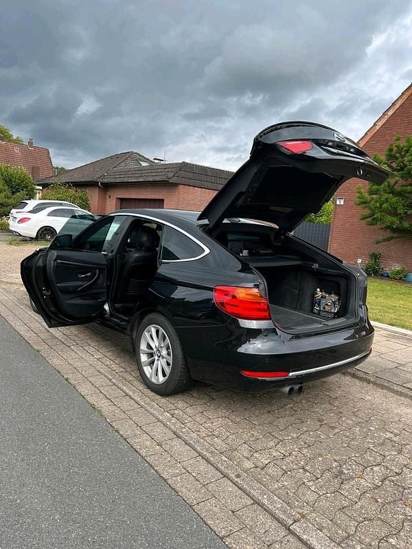 Schwarz Gebraucht 2016 BMW 330 Limousine | 17.000 € (Guter Preis) - Bild 1/4