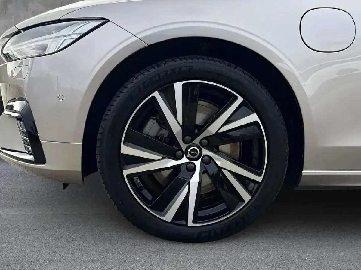 Gebraucht Volvo V90 Ultimate 455 PS (334 kW) 2022 Bright dusk / metallic Kombi