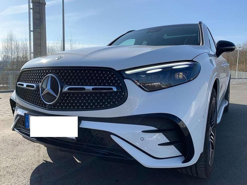 Weiß Gebraucht 2025 Mercedes GLC200 AMG line SUV | 59.250 € (Teuer) - Bild 1/4