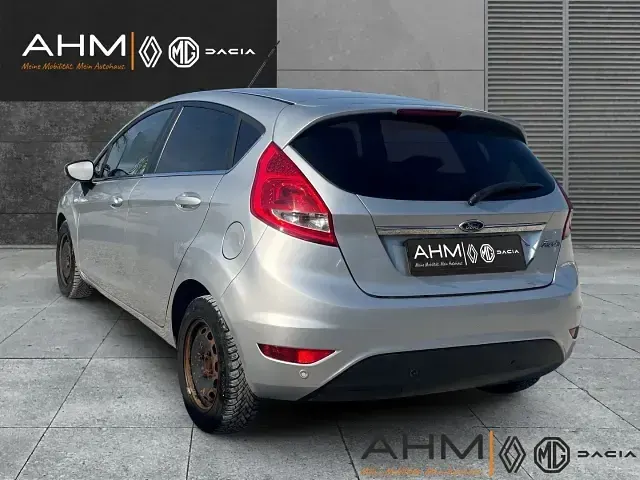 Gebraucht Ford Fiesta Titanium 69 PS (50 kW) 2011 Silber Kleinwagen