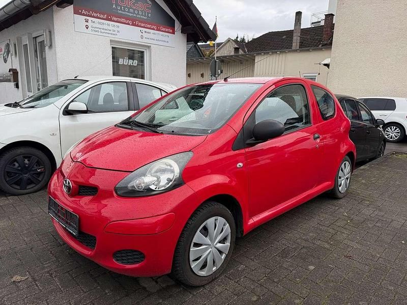 Super red v Gebraucht 2009 Toyota Aygo Basis Kleinwagen | 3.990 € (Etwas zu teuer) - Bild 1/3