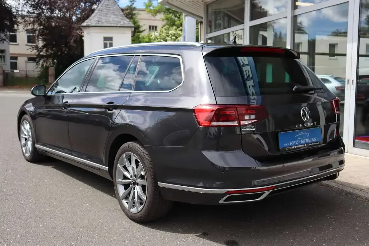 Gebraucht VW Passat Elegance 150 PS (110 kW) 2023 Mangangrau metallic Kombi