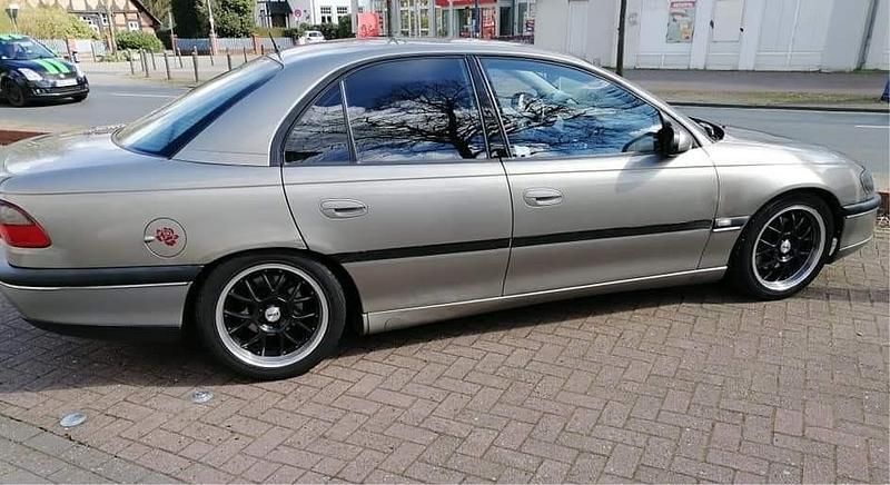 Silber Gebraucht 1996 Opel Omega Sport Limousine | 2.450 € - Bild 1/4