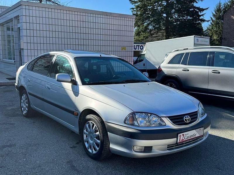 Gebraucht Toyota Avensis Sol 129 PS (94 kW) 2000 Silber Kleinwagen