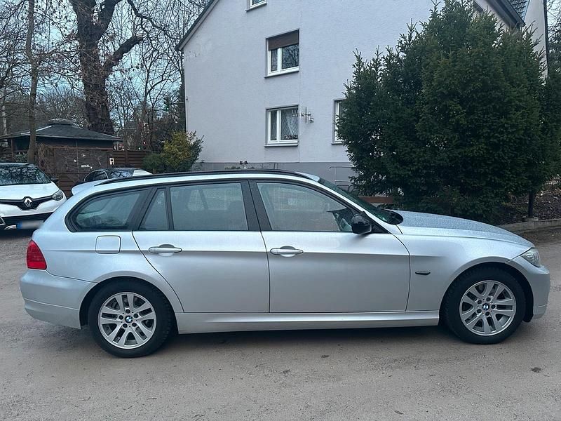 Gebraucht BMW 318 143 PS (105 kW) 2012 Grau Kombi