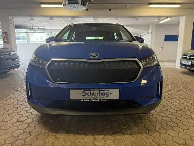 Blau (energyblau) Gebraucht 2023 Skoda Enyaq iV Loft SUV | 25.971 € (Fairer Preis) - Bild 1/3
