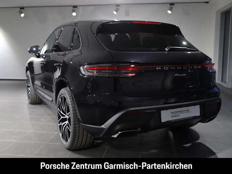 Gebraucht Porsche Macan 265 PS (194 kW) 2023 Tiefschwarzmetallic SUV
