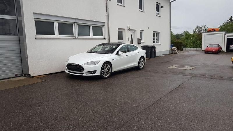 Weiß Gebraucht 2015 Tesla Model S Limousine | 22.500 € (Fairer Preis) - Bild 1/4
