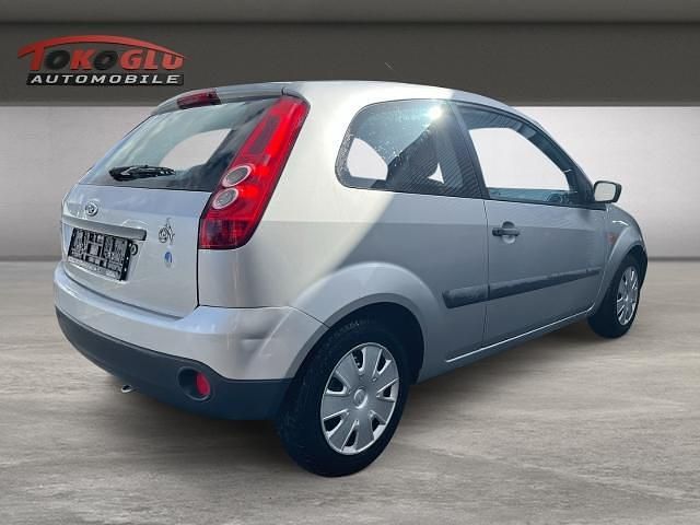 Gebraucht Ford Fiesta Ambiente 60 PS (44 kW) 2006 Silber Kleinwagen