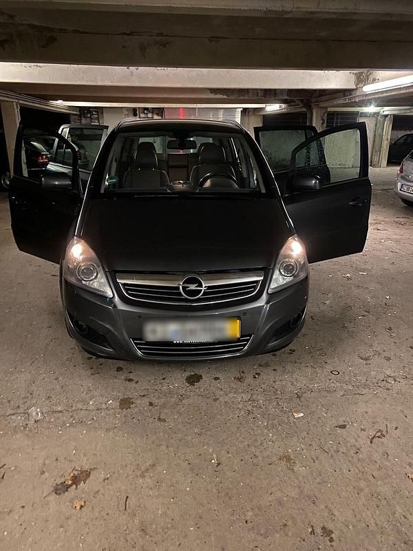 Grau Gebraucht 2010 Opel Zafira Van / Kleinbus | 3.450 € (Fairer Preis) - Bild 1/4