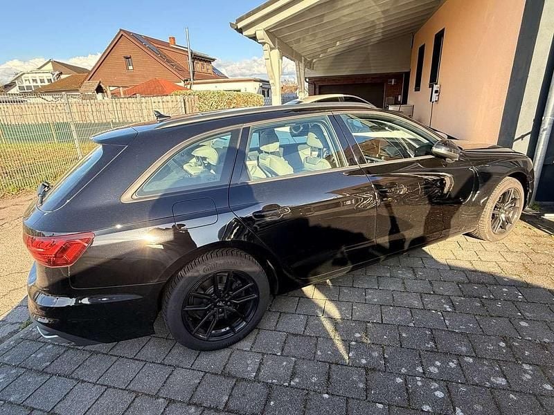 Gebraucht Audi A4 163 PS (119 kW) 2023 Schwarz Kombi