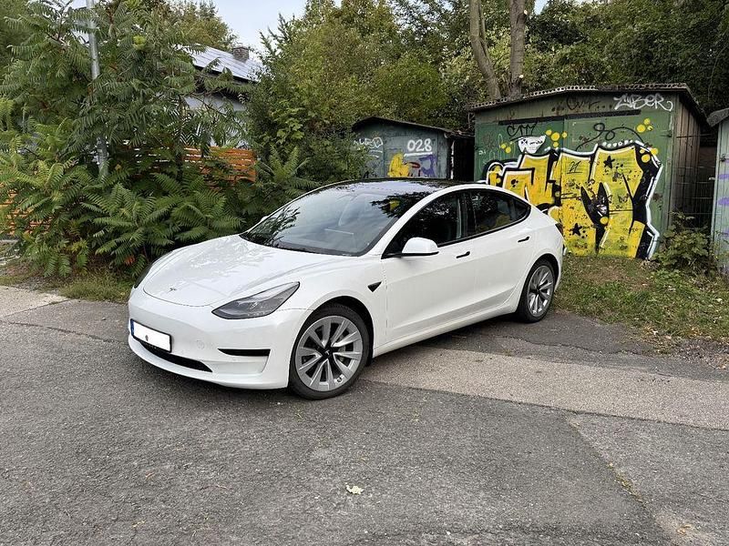 Weiß Gebraucht 2022 Tesla Model 3 Standard Range Limousine | 24.600 € (Guter Preis) - Bild 1/4