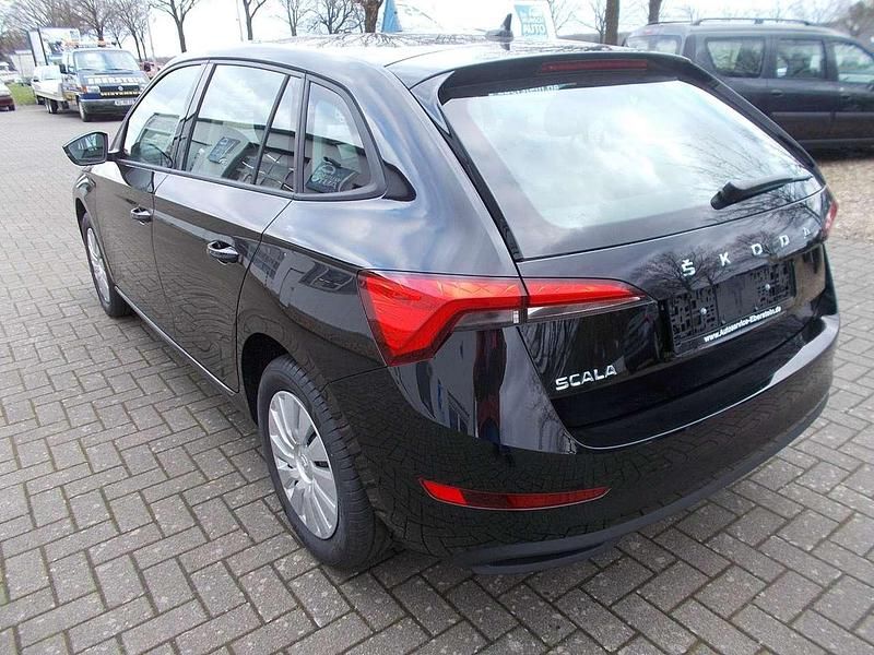Neu Skoda Scala Ambition 110 PS (80 kW) 2025 Blackmagic perleffekt Kleinwagen