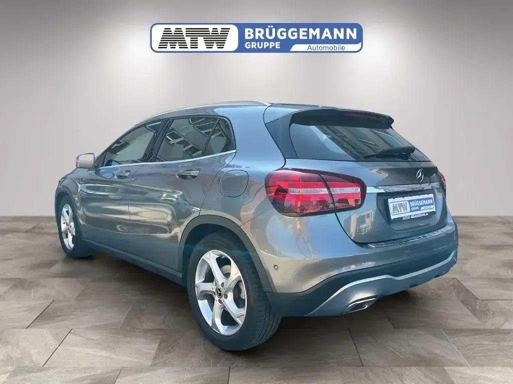Gebraucht Mercedes GLA180 Business 122 PS (89 kW) 2020 Met. (grau SUV