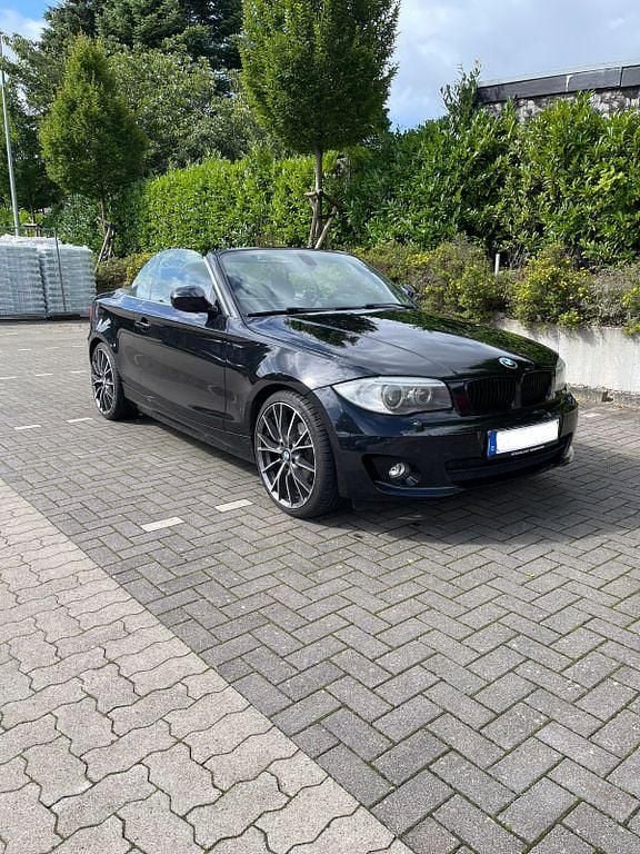 Schwarz Gebraucht 2013 BMW 120 Cabriolet Sport Line Cabrio | 11.990 € (Fairer Preis) - Bild 1/4