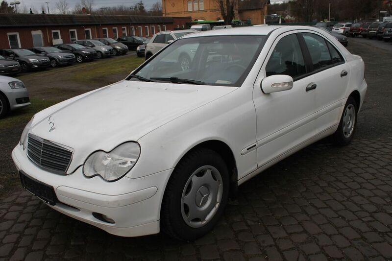 Weiß Gebraucht 2000 Mercedes C180 Classic Limousine | 1.590 € (Fairer Preis) - Bild 1/4