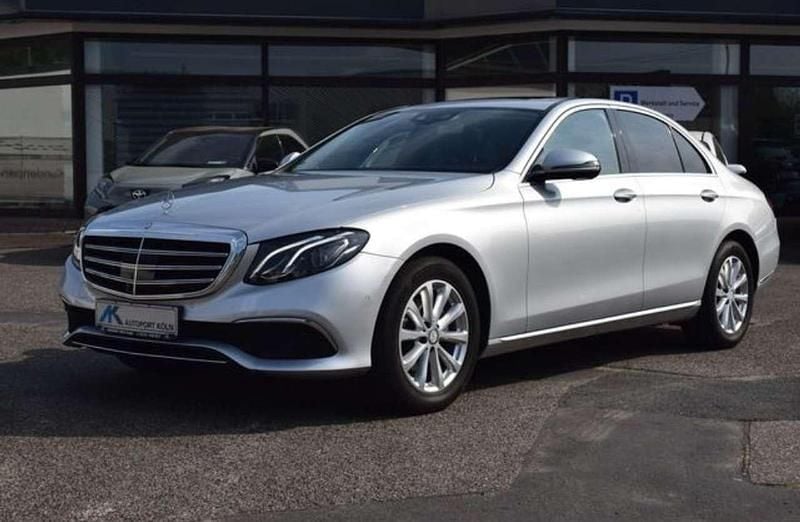 Grau Gebraucht 2016 Mercedes 220 Limousine | 25.890 € - Bild 1/4