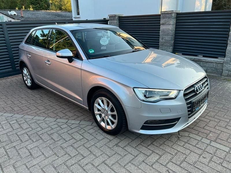 Silber Gebraucht 2016 Audi A3 Sportback Attraction Limousine | 13.950 € (Fairer Preis) - Bild 1/4