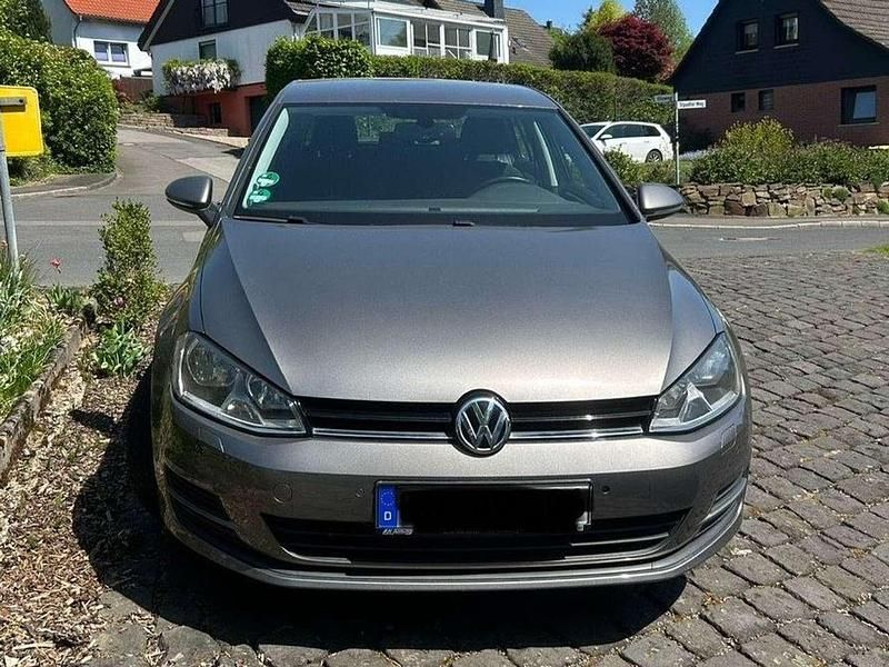 Grau Gebraucht 2015 VW Golf VII Trendline Limousine | 9.600 € (Fairer Preis) - Bild 1/4