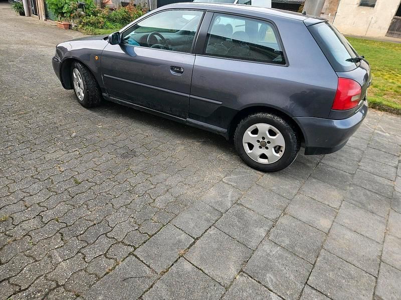 Grau Gebraucht 2000 Audi A3 Kleinwagen | 1.550 € (Fairer Preis) - Bild 1/4