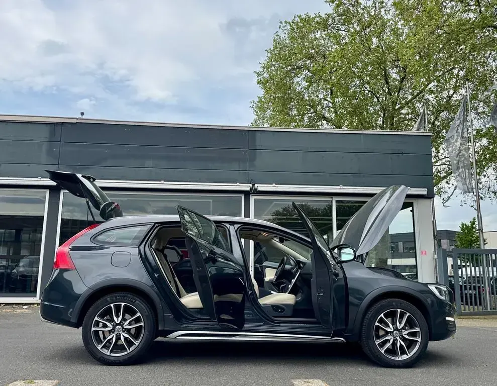 Gebraucht Volvo V60 CC Pro 150 PS (110 kW) 2017 Grau Kombi