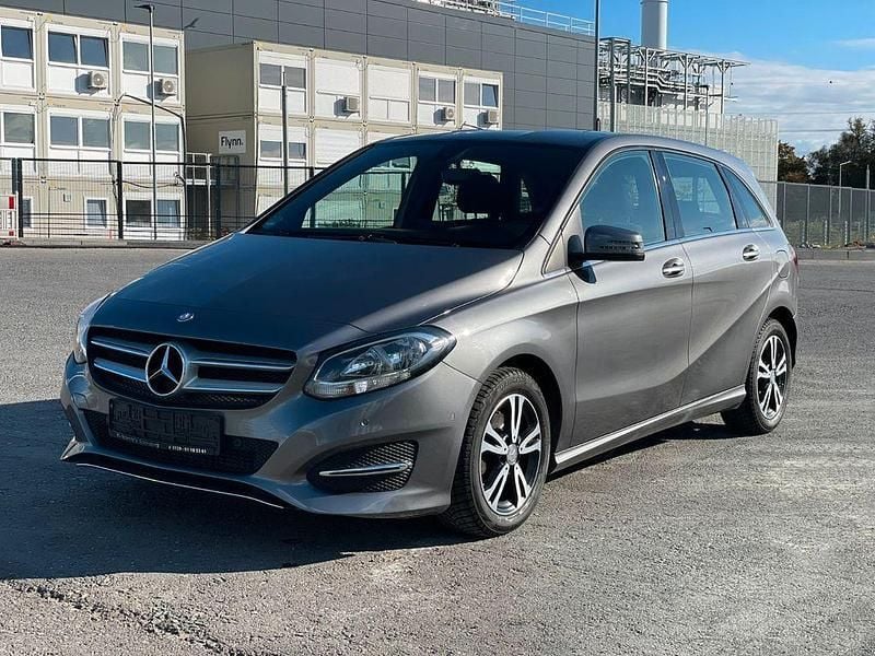 Grau Gebraucht 2015 Mercedes B180 Style Van / Kleinbus | 11.790 € (Fairer Preis) - Bild 1/4