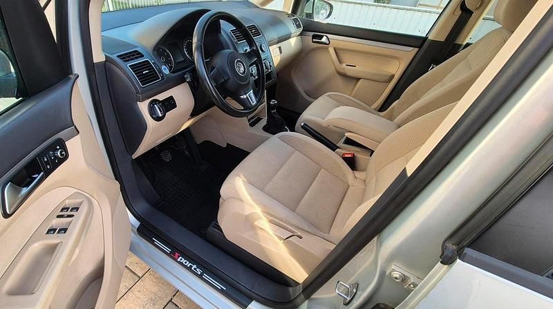 Grau Gebraucht 2011 VW Touran Comfortline Van / Kleinbus | 5.500 € (Fairer Preis) - Bild 1/4