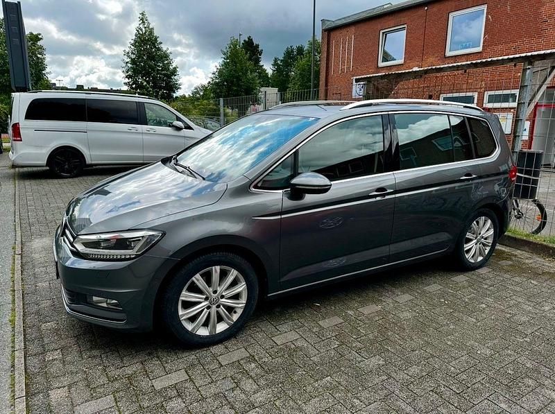 Grau Gebraucht 2017 VW Touran Highline Van / Kleinbus | 16.000 € (Teuer) - Bild 1/4