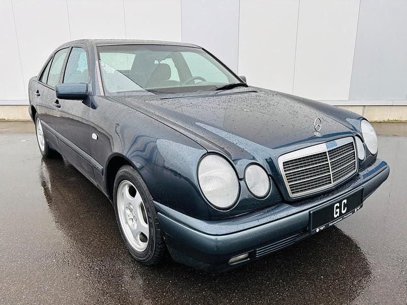 Blau Gebraucht 1996 Mercedes E230 Limousine | 3.490 € (Guter Preis) - Bild 1/4