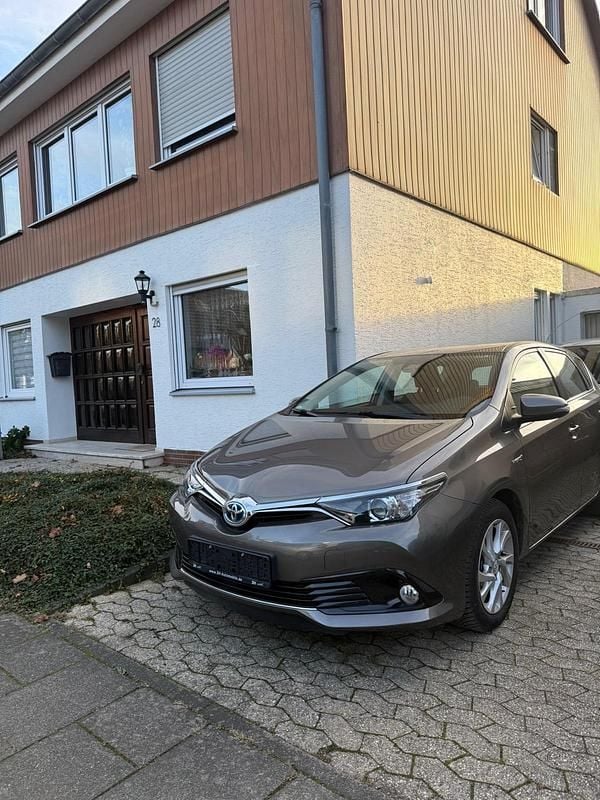 Grau Gebraucht 2017 Toyota Auris Hybrid Limousine | 15.800 € (Fairer Preis) - Bild 1/4