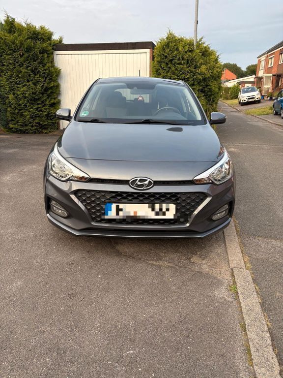 Grau Gebraucht 2019 Hyundai i20 Limousine | 10.750 € (Fairer Preis) - Bild 1/4