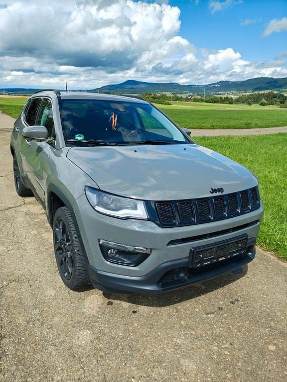 Grau Gebraucht 2020 Jeep Compass Limited SUV | 21.200 € (Fairer Preis) - Bild 1/4