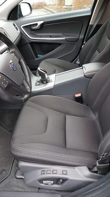 Gebraucht Volvo V60 Business Edition 190 PS (139 kW) 2017 Blau Kombi