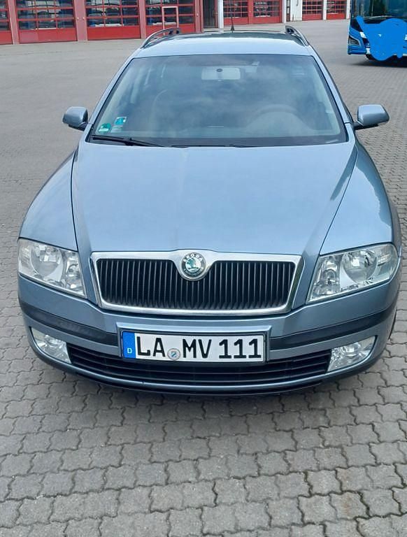 Grau Gebraucht 2006 Skoda Octavia Ambiente Kombi | 2.200 € (Fairer Preis) - Bild 1/4